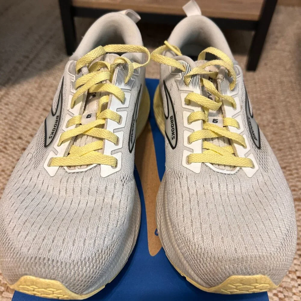 BROOKS LEVITATE RUNNING SHOES, SIZE 7 WOMENS, LIGHTLY USED - Picture 4 of 9